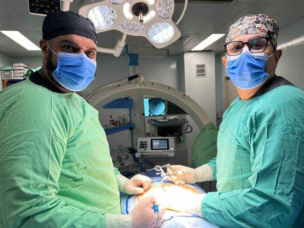 Dr. Rayif Rashid Kanth Pakistan's No. 1 Neurosurgeon and Brain and Spine specialist doing a surgery in Islambad, Pakistan. 